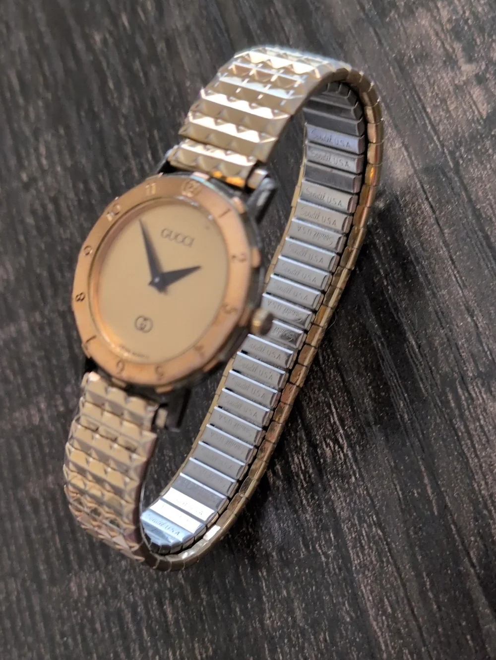 Vintage Gucci Swiss Quartz Watch - Picture 8 of 9